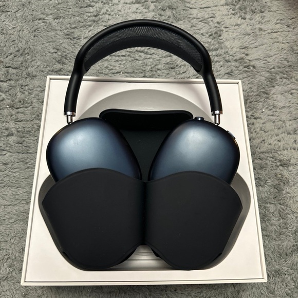 Apple AirPod Max in Dark Blue - Picture 2 of 5